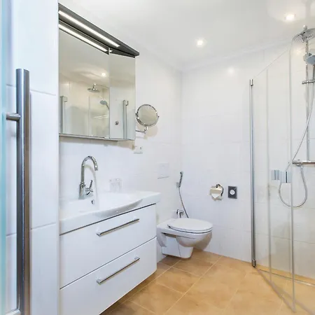 아파트 Neue Post - 젤암제