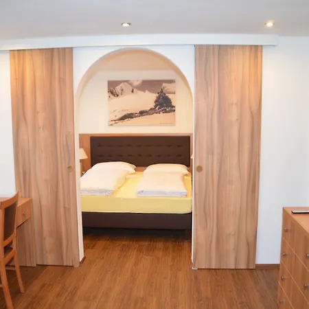 아파트 Neue Post - *